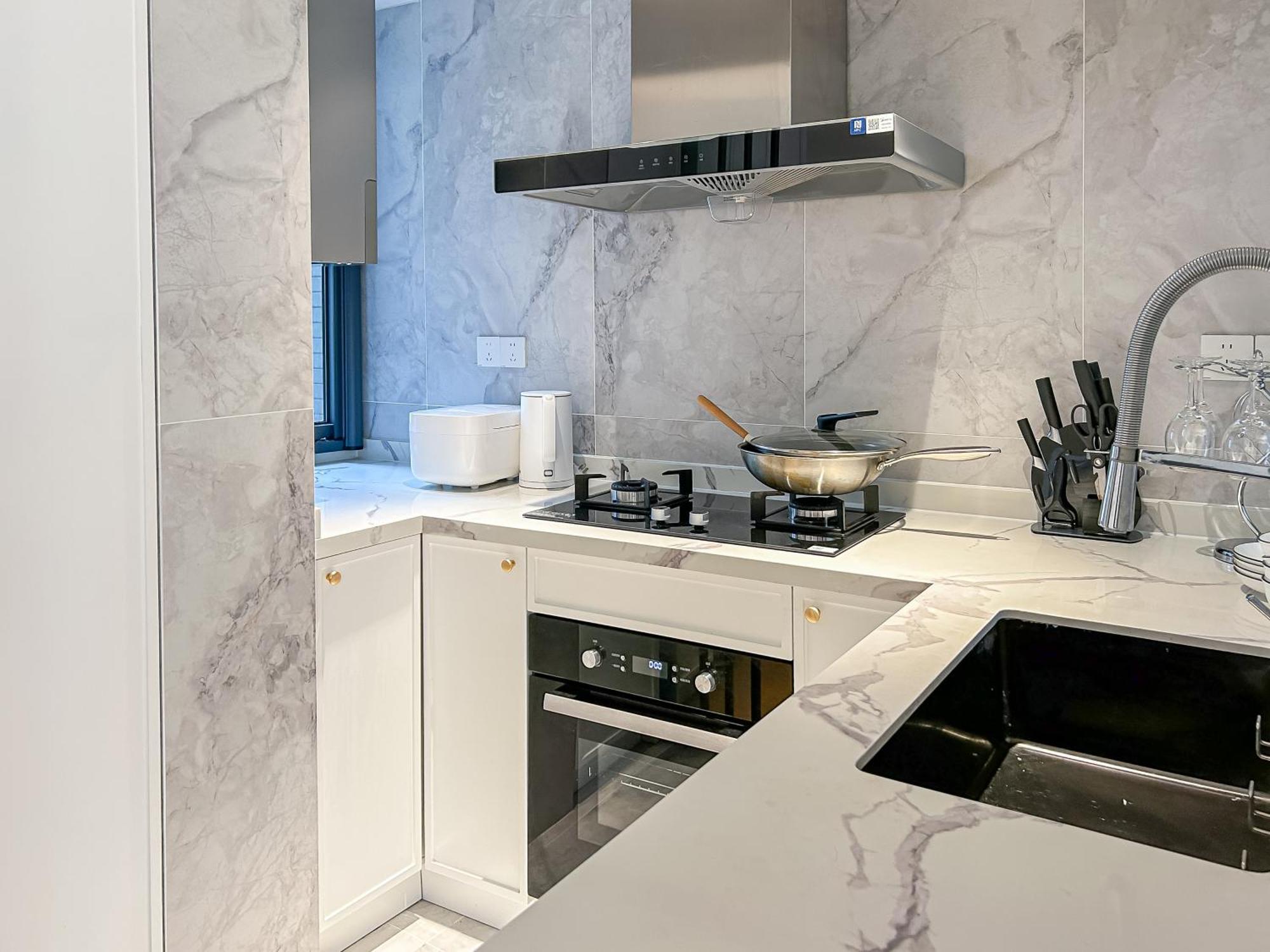 Eastern Hub - Brand New Near The Bund, Nanjing Road, Yuyuan Garden, Sunny 3 Bedrooms 100m From Metro Station